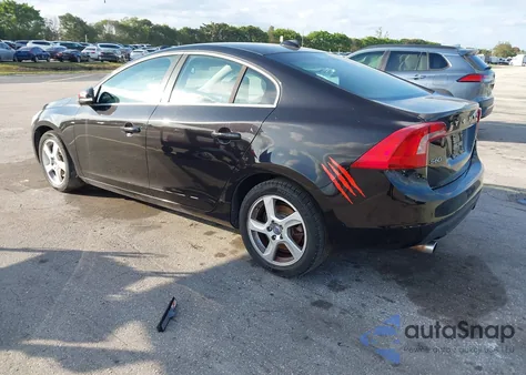 2013 Volvo S60 T5 z USA, uszkodzony, nr VIN YV1612FH9D2216210